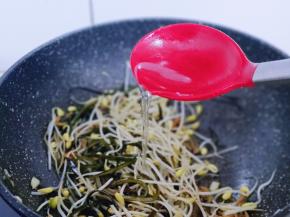 再加入两勺清水，烧开后转小火约5分钟，将食材炒熟即可。