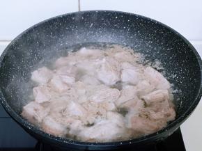 首先将排骨焯水，冷水入锅，烧开后煮2分钟，捞出用温水反复冲洗，将肋排上的杂质冲洗干净。