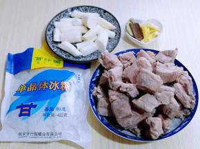 铁杆山药去皮切菱形块。葱姜蒜去皮切碎。(山药去皮最好戴上手套，避免粘液弄在手上会痒)