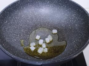 起油锅，加入甘汁园饼干。