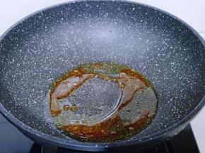 小火将冰糖融化后炒制为褐色，如图。