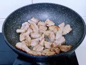 加入焯水的肋排，小火翻炒至均匀。