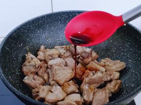 加入生抽，翻炒均匀。