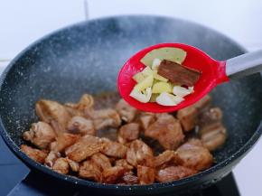 再加入桂皮，香味，葱蒜，小火翻炒2分钟。