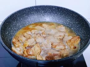 再加入纯净水，摸过肋排为佳，烧开后，转小火慢炖，约需要35分钟。