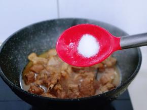 排骨炖烂后加入盐。(按个人口味加入盐的量)