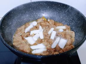 买加如切好的山药，将山药炖熟。