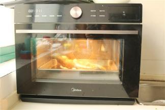 把鱼连盘子一起放入美的蒸烤箱里面。蒸烤箱开启鲜嫩纯蒸模式，蒸10分钟。程序结束后再焖3分钟左右再拿出来。