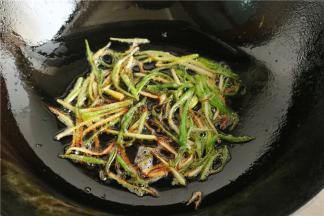 蒸鱼的时候来熬一些葱油。葱油可以提前熬一些，吃葱油面啥的都很方便，但我喜欢新鲜熬出来的葱油。葱切成丝，如果有小香葱更好，现在冬天就用大葱熬。炒锅里放入花生油和芝麻油，添加部分芝麻油熬出来的葱油会更香，把葱丝放进去，熬到葱丝变焦就行了。