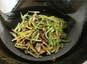 蒸鱼的时候来熬一些葱油。葱油可以提前熬一些，吃葱油面啥的都很方便，但我喜欢新鲜熬出来的葱油。葱切成丝，如果有小香葱更好，现在冬天就用大葱熬。炒锅里放入花生油和芝麻油，添加部分芝麻油熬出来的葱油会更香，把葱丝放进去，熬到葱丝变焦就行了。