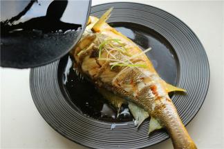 把熬好的葱油趁热临到鱼身上，刺啦一声，美味就好了。撒几根葱丝点缀一下，好吃又好做的葱香黄花鱼就做好了。