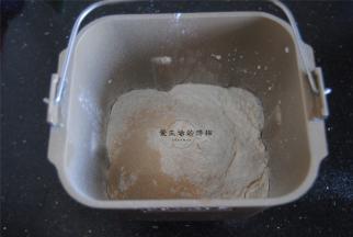 将面粉和牛奶，酵母混匀