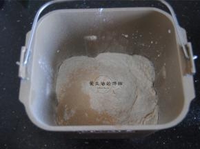 将面粉和牛奶，酵母混匀