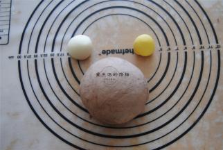 分出两个10克的面团，一个保持白色，一个加入南瓜粉揉成黄色的面团，剩余的白面团加入可可粉揉匀，发酵到1.5倍大小。