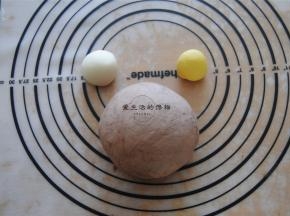 分出两个10克的面团，一个保持白色，一个加入南瓜粉揉成黄色的面团，剩余的白面团加入可可粉揉匀，发酵到1.5倍大小。