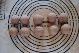 可可粉里取出10克面团后平均分成9等分。