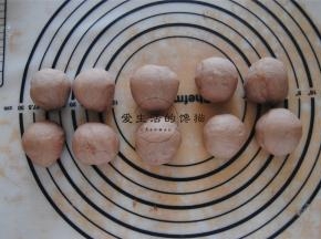 可可粉里取出10克面团后平均分成9等分。