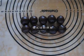 豆沙馅分成9份揉圆