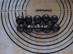豆沙馅分成9份揉圆