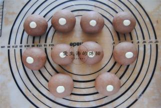 用白色的面做出熊的鼻子