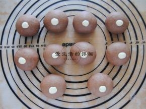 用白色的面做出熊的鼻子