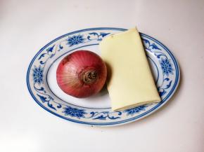 准备好食材：百叶，洋葱