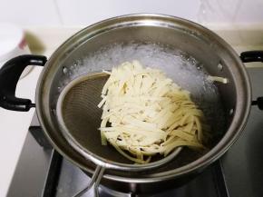 锅中水开放入一小勺盐，再放入百叶丝