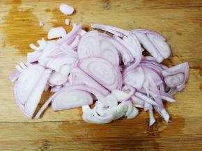 洋葱剥去皮，切成丝