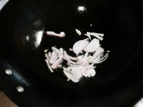 热锅凉油放入洋葱