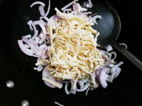 放入百叶丝翻炒均匀