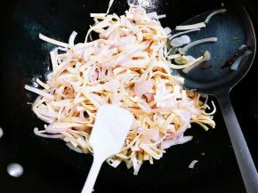 放入少许糖翻炒均匀