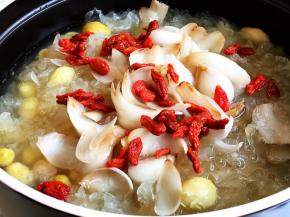 再将银耳转移进沙锅内，加入枸杞百合，中火炖煮