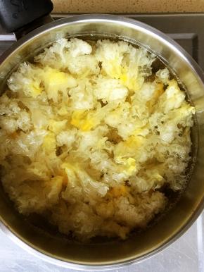 沸水焯烫，去掉杂质