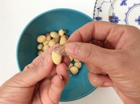 现在来处理银杏的内皮，银杏用温水浸泡片刻，很容易去掉外皮