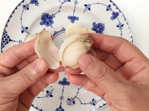 鲜百合冲洗掉泥沙，一瓣一瓣掰开