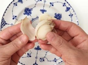 鲜百合冲洗掉泥沙，一瓣一瓣掰开