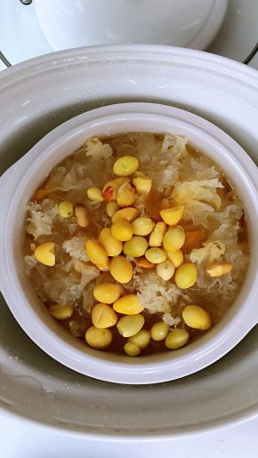 时间到，加入银杏、黄冰糖继续炖煮三十分钟