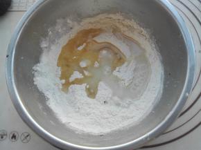 将所有水油皮食材混合