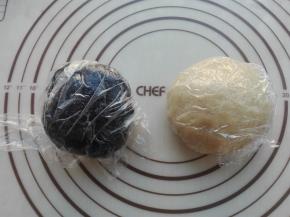 水油皮揉成光滑面团，盖保鲜膜醒发30分钟，油 酥将其混合成无干粉状态即可