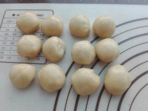 将醒发好的水油皮面团等分成12份，盖好保鲜膜醒发10分钟