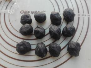 将油酥面团也等分成12份，盖好保鲜膜待用