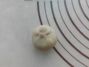 将其包好，捏紧收口，如图所示