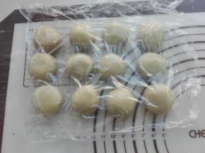 依次包好，收口朝下放置，盖好保鲜膜醒发10分钟