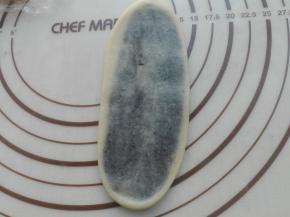 取上述醒发好的面团，用擀面杖将其擀成长条，如图所示