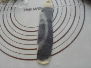 将上述醒发好的小卷，再次用擀面杖将其擀成长条