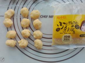 醒发的时候，来分一下馅料，我用的是现成的馅料，大家可以根据自己喜好，包任意馅料，每个馅料12克