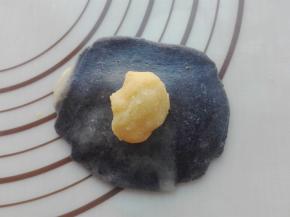 将上面卷过两次的面卷，按压一下，擀成圆形，放入分好的馅料