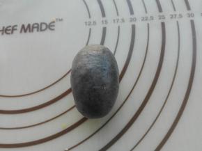 将其捏紧收口，稍做整理成一个椭圆形，如图所示