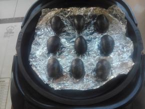 电饼铛提前进行预热，选择披萨功能，设置火力中档，铺上锡纸，依次摆放好