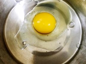 盆里打入一个鸡蛋